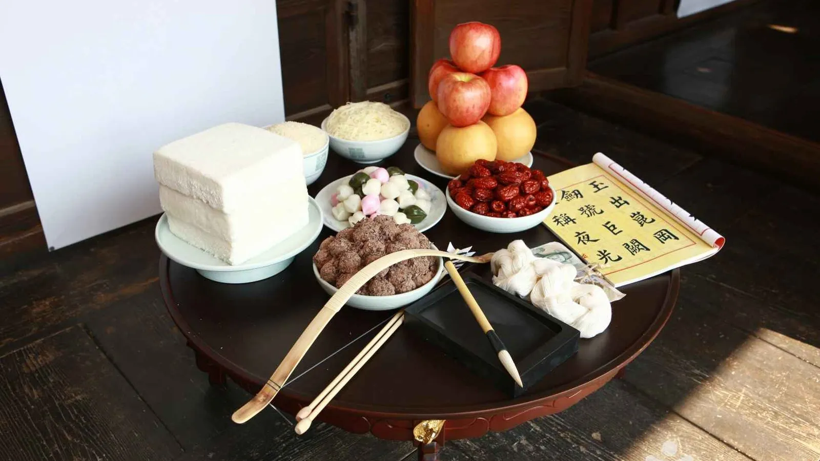 소반 위에 사과·백설기·돌잡이 물건을 올린 돌상 차림